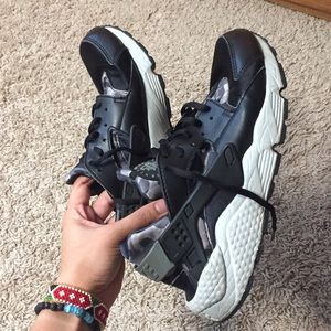 Nike Camo Huarache Shoes